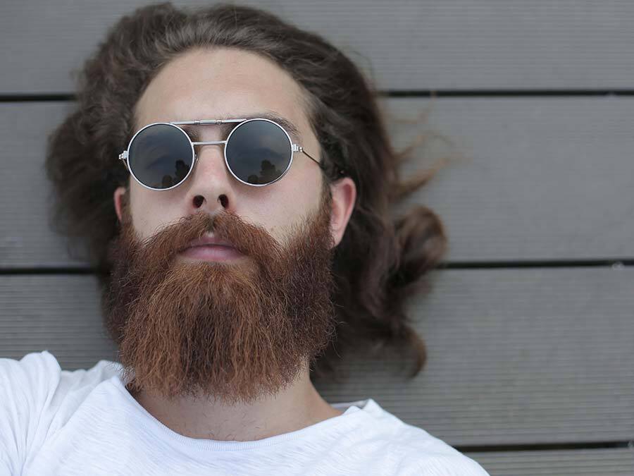 Ein junger Mann mit Vollbart und Sonnenbrille möchte sich als Untermieter nicht persönlich vorstellen.