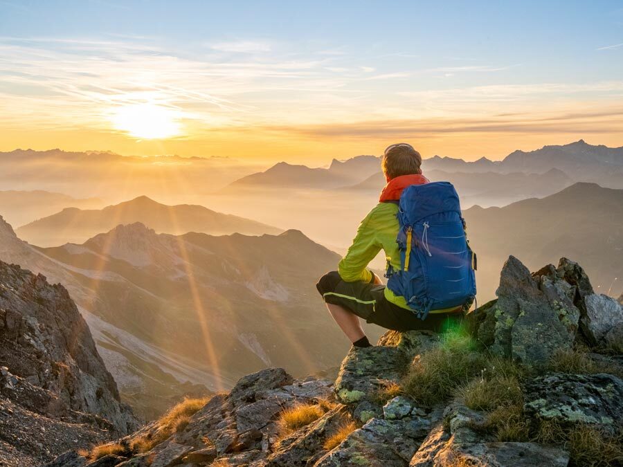 Ein Mann in den Bergen, der überlegt, wie er sein Sabbatical im Lebenslauf angibt.