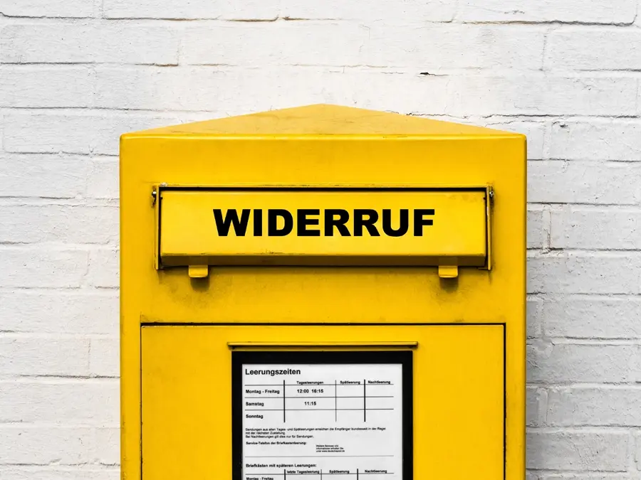 Ein Postbriefkasten mit der Aufschrift Widerruf.